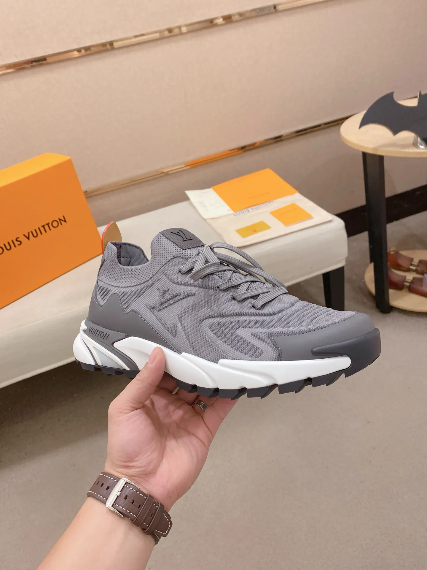 Men's Men's Shoes💰: 620💰The high version of the LV Runner Tatic sneakers are made of a whole piece of technical knitting to create an easy-to-take-on design, and are trimmed with cow leather to outline the upper. The LV logo on the side creates a dynamic feel among the textures, and the leather back strap is shaped like the handle fasteners in the Louis Vuitton leather goods collection. Mixed materials Laces Louis Vuitton accents Rubber outsole with Vuitton logo Size 39-44 Customizable 38.45.46